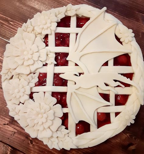 Pie Crust Art Halloween, Halloween Pie Crust Designs, Decorative Pies, Fancy Pies, Halloween Pies, Spooky Desserts, Creative Pie Crust, Fancy Pie Crust, Pretty Baking