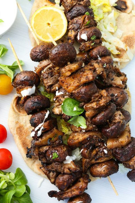 Vegan Greek Recipes, Gluten Free Grilling, Summer Food Recipes, Souvlaki Recipe, Vegan Barbecue, Vegan Tzatziki, Vegan Greek, Marinated Mushrooms, Vegan Burgers