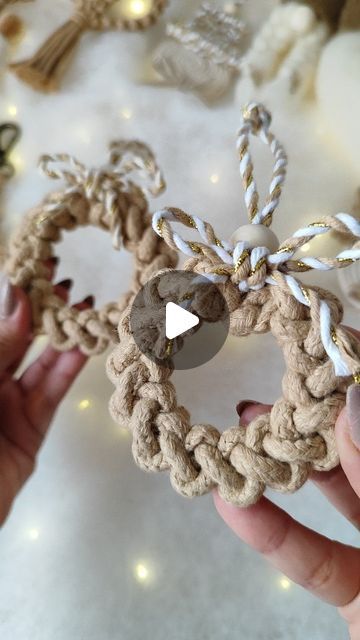 Macrame Christmas Crafts Diy, Useful Macrame Ideas, Macrame Christmas Gifts, Macrame Christmas Decorations Tutorial, Macrame Ornaments, Macrame Garland, Handmade Christmas Crafts, Mini Macrame, Mini Wreaths