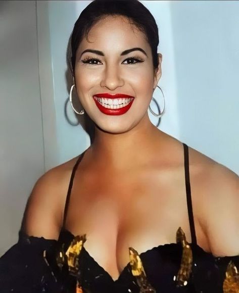 Selena Boutique, Suzette Quintanilla, Selena Quintanilla Videos, Everything She Wants, Singer Fashion, Hot Halloween Outfits, Selena Q, Tejano Music, Faye Dunaway