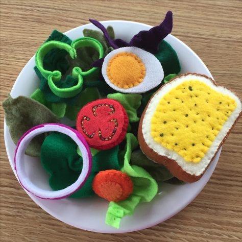 Get side salad with garlic toast! Will go great with the pasta dishes too!! Felt Desserts, Realistic Play Food, Fabric Food, Garlic Toast, Felt Food Diy, Toys Market, Homeschool Preschool Activities, Artificial Food, Felt Play Food