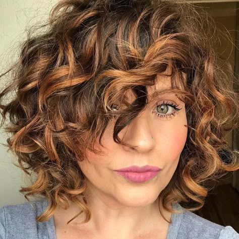 Short Layered Curly Hair, Layered Curly Hair, Hair 2018, Haircuts For Curly Hair, Curly Hair With Bangs, Curly Bob Hairstyles, Bob Hair, Curly Hair Cuts, Short Curly Hair