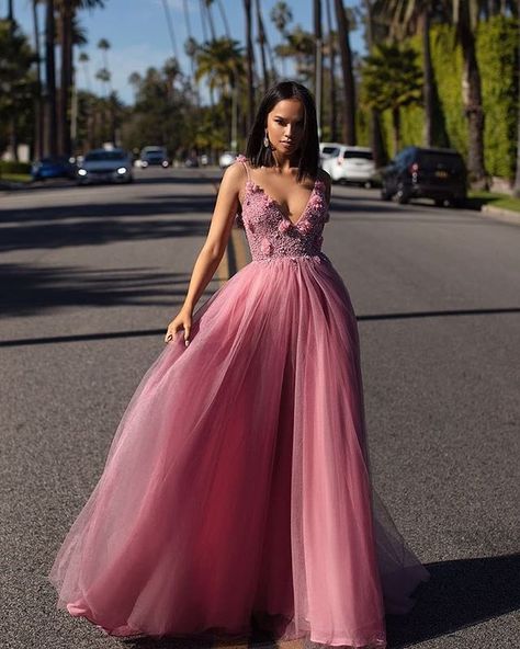 #fashion #style #fashionable #woow Dreamy Gowns, Robes D'occasion, Trendy Prom Dresses, Spaghetti Strap Prom Dress, Beaded Tulle, Beautiful Prom Dresses, Tulle Gown, Grad Dresses, Prom Outfits