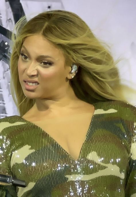 BEY-Z🐝 ⊚ fan account on Twitter: "beyoncé said: “🥴” https://t.co/R6HokWWwUd" / Twitter Beyonce Birthday, Beyonce Nicki Minaj, Beyonce Memes, Beyonce Quotes, Beyonce Pictures, Disgusted Face, Beyonce Photos, Queen Bee Beyonce, Beyonce Fans