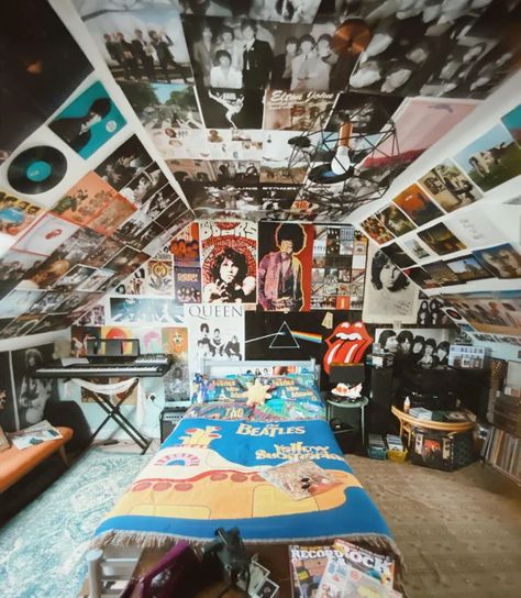 Classic Rock Room, Poster Wall Aesthetic, Skater Room, Punk Room, 90s Room, Grunge Bedroom, Rock Room, 80s Room, Music Bedroom