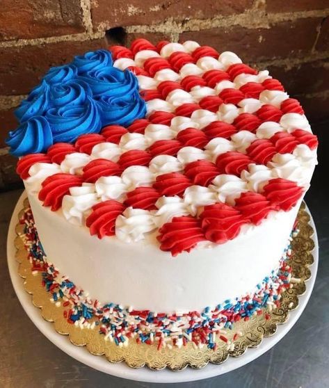 Forth Of July Cakes Decorating, Memorial Day Celebration Food, 4th Of July Cakes Easy, American Cake Ideas, 4th Of July Sheet Cake Decorating, Fourth Of July Mini Cakes, 4th Of July Bday Cake, Memorial Day Cake Designs, American Flag Birthday Cake