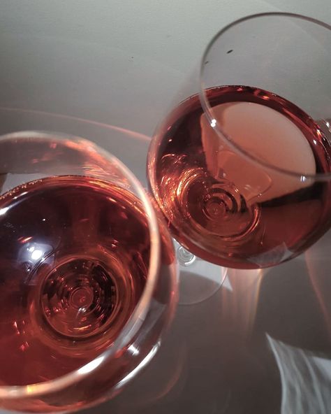 Red aesthetic Rose aesthetic wine time roswine cheers drinking aesthetic pictures minimal minimalism minimalistic instagram feed post inspiration photography inspo insta alcohol Rose Drink Aesthetic, Wine Cheers Aesthetic, Aesthetic Wine Pictures, Rose Wine Aesthetic, Accidentally Amy, Alisha Core, Drinking Aesthetic, Instagram Feed Post, Rose Wine Glass