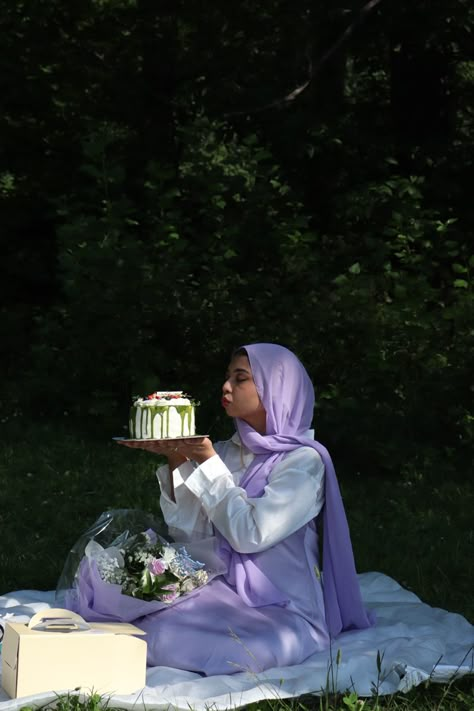 #hijabi #birthday #cottagecore #cake #picnic Hijabi Picnic Outfit, Hijabi Cottagecore, Hijabi Birthday, Birthday Cottagecore, Modest Birthday Outfit, Lavender Cottagecore, Cottagecore Cake, Cake Picnic, Picnic Photography