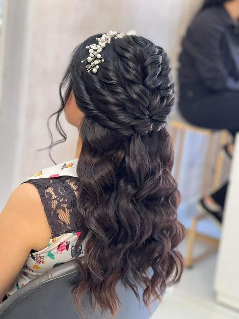 Front Messy Hairstyle, Trending Bridal Hairstyles, Long Hair Bridal Styles, Bridal Hairstyle For Reception, Saree Hairstyle, Long Hair Bridal, Traditional Hairstyles, Messy Braided Hairstyles, Frizzy Hair Remedies