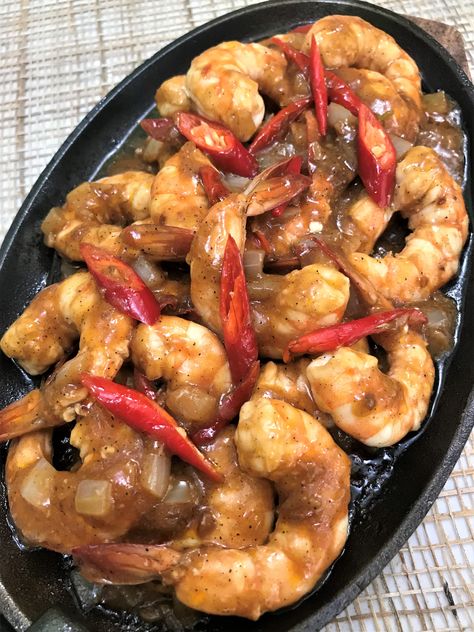 Looking for something quick and flavorful shrimp dish? This Sizzling Spicy Gambas recipe is the one! Sizzling Gambas is the Filipino version of Gambas al Ajillo. It is a perfect appetizer and can also be served as a main dish. A succulent shrimp dish loaded with flavor in spicy garlicky sauce so delicious. Filipino Shrimp Recipe, Gambas Recipe, Shrimp Gambas, Sizzling Shrimp, Recipes With Shrimp, Friday Meals, Flavorful Shrimp, Filipino Style, Filipino Dishes