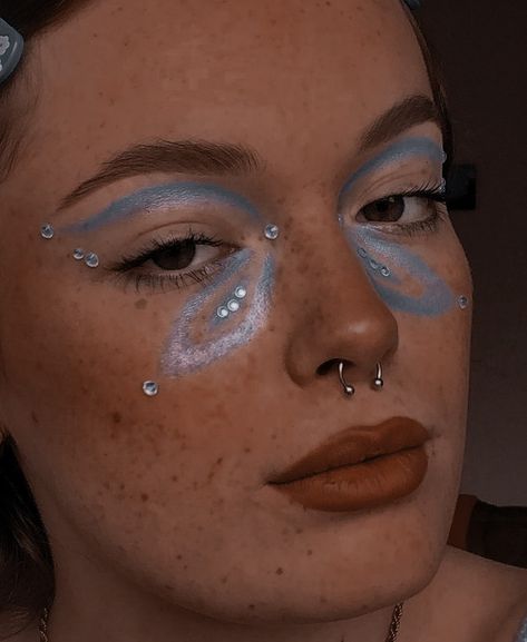 Cute Face Painting Aesthetic Easy, Ezoo Makeup, Simple Fairycore Makeup, Carnival Makeup Ideas Easy, Winx Club Makeup, Face Paint Aesthetic, Barbie Face Paint, Makeup Booth, Face Painting Aesthetic