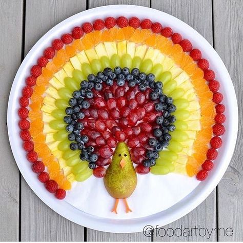 Holiday Fruit Platter, Turkey Fruit Platter, Thanksgiving Fruit, Holiday Fruit, Thanksgiving Snacks, Healthy Halloween Snacks, Party Platter, Thanksgiving Menu Ideas, Decorações Com Comidas