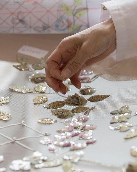 Embroidered dress for the Haute Couture collection by @dior, designed by @mariagraziachiuri, for "Les Jardins de la Couture". 📷 Sophie… | Instagram Dior Bridal, Dior Embroidery, Couture Embellishment, Embroidery Fashion Detail, Tulle Embroidery, Tambour Embroidery, Couture Embroidery, Embroidery Hand, Dior Couture