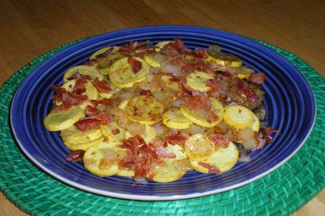 Squash Squash Appetizers, Squash And Onions, Yellow Crookneck Squash, Healthy Squash Recipes, Crookneck Squash, Recipes With Parmesan Cheese, Southern Side Dishes, Yellow Squash Recipes, Low Carb Veggies