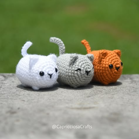 White Crochet Patterns Free, Easy Small Crochet Patterns, White Crochet Pattern, White Crochet Amigurumi, Crochet Projects Stuffed Animals, Small Crochet Cat Free Pattern, Small Yarn Crochet Projects, Small Cat Crochet Pattern Free, Crochet Small Animals Free Pattern