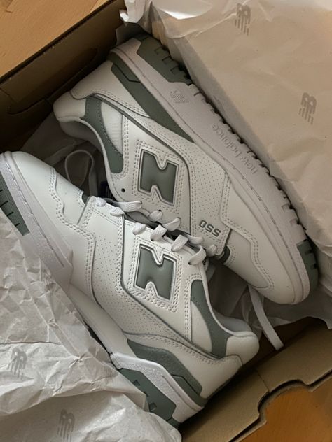 #newbalance550 #shoes #coolshoes #newbalance #newbalanceshoesoutfit #fashion #fall #fallstyle #falloutfit #greenshoes New Balance 550 Green, New Balance Shoe, Shoe Aesthetic, Balance 550, Pretty Shoes Sneakers, Aesthetic Green, Green Shoes, Fashion Fall, New Balance Shoes