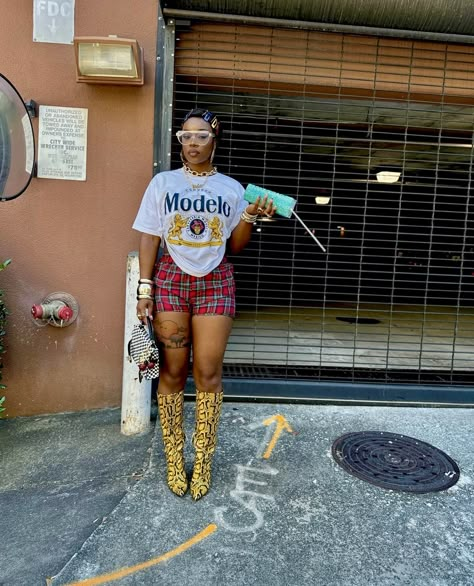 Beats Inspired Outfits, Shirts And Boots Outfit, Bbq Cookout Outfit, Nashville Inspired Outfits Summer, Chill Brunch Outfit Black Woman, Outfit Ideas London Summer, Beverly Hills Aesthetic Outfit, Denim Shorts Outfit Winter, Rockets Game Outfit