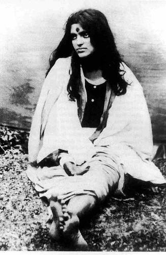 12 Anandamoyi Ma / Anandamayee Ma / Anandmayee Ma / Bliss-filled Mother Ma Anandamayi, Anandamayi Ma, Hindu Clothing, साईं बाबा, Arte Yoga, Kriya Yoga, Saints Of India, Paramahansa Yogananda, Sanatana Dharma