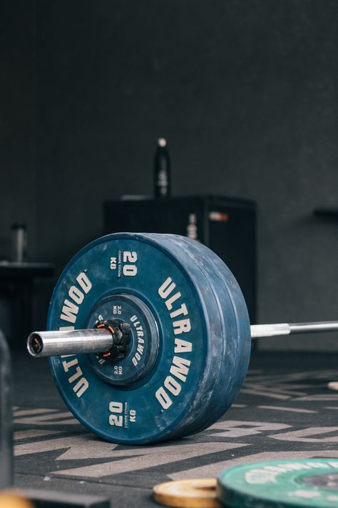 Weightlifting Wallpaper, Gym Thoughts, Powerlifting Aesthetic, Weightlifting Aesthetic, Crossfit Aesthetic, Crossfit Art, Powerlifting Men, Crossfit Wallpaper, Powerlifting Competition