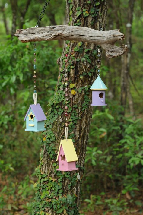 Bird House Hangers Ideas, Hanging Bird Houses, Birdhouse Decorations, Bird House Display Ideas, Birdhouse Display Ideas, Bird House Decor, Decorating Bird Houses Ideas, Bird Home Decor, Mini Birdhouse