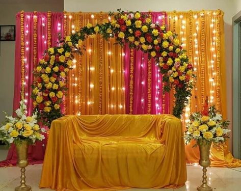 Dolki Night Decor, Mehendi Ceremony Decorations, Nikah Decorations, Mehndi Decor At Home, Mehndi Decoration Ideas At Home, Mehndi Stage Decor, Mehndi Decoration Ideas, Mehndi Decoration, Mehndi Stage