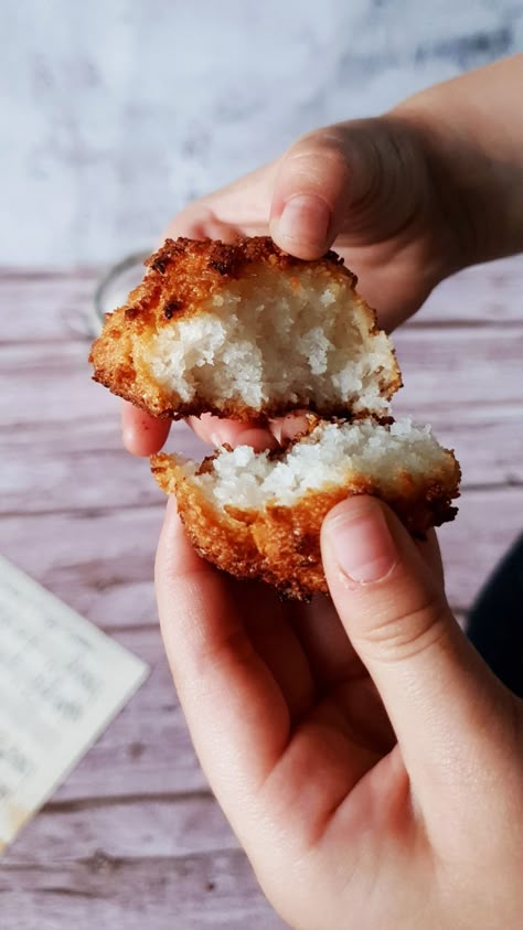 Vous connaissez sûrement les rochers coco, ou congolais. Ces biscuits moelleux à la noix de coco sont un classique des goûters. Mais avez-vous déjà essayé d'en faire chez vous ? Je vous donne ma recette fétiche pour faire chez vous des rochers à la noix de coco inratables et faciles. Cette recette est tirée du livre rose de Christophe Felder. Rapide et très facile cette recette de rochers coco sans gluten va séduire petits et grands Rocher Coco, Finger Desserts, Desserts Faciles, Coconut Recipes, Recipes From Heaven, Salmon Burgers, Sans Gluten, Food Truck, Biscuits