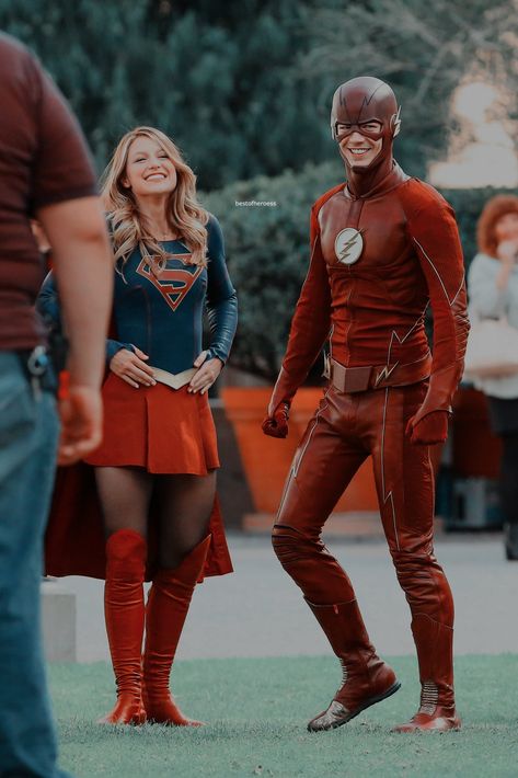 Barry And Kara, The Flash And Supergirl, Flash Funny, Flash Costume, Flash Comics, Flash Barry Allen, Supergirl Tv, Melissa Supergirl, Kara Danvers Supergirl