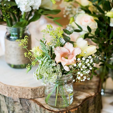 Jam Jar Wedding Centre Pieces, Jam Jar Wedding, Pool Wedding Decorations, Wedding Table Centerpieces Rustic, Jam Jar Flowers, Rustic Flower Arrangements, Jar Flowers, Early Spring Wedding, Rustic Wedding Ideas