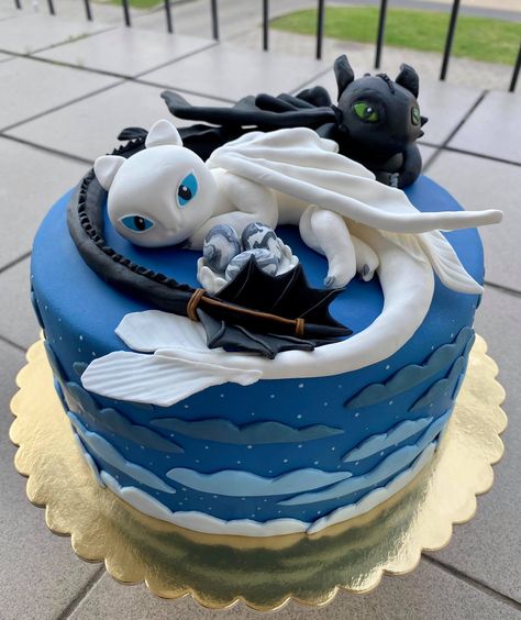 Toothless Cake, Dragon Birthday Cakes, Dragon Cakes, Dragon Birthday Parties, Dragon Cake, Dragon Birthday, Dragon Party, Creative Birthday Cakes, Dragon Trainer