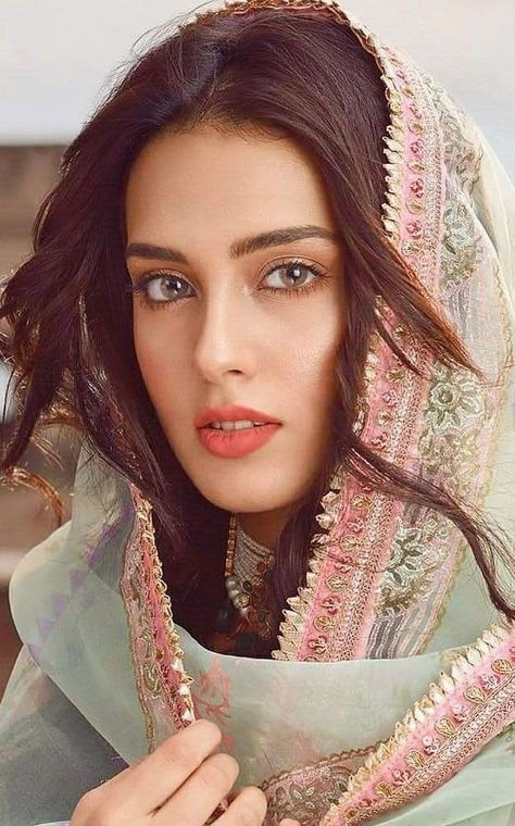 Dupatta On Head, Pakistani Bridal Makeup, Iqra Aziz, Girl Dpz, Pakistani Dress, Pakistani Bridal, Beautiful Hijab, Pakistani Fashion, Stylish Girl