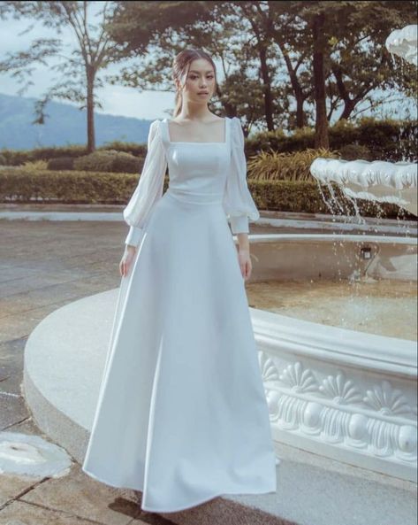 Korean Wedding Dress Simple, Girl In White Dress, Minimalist Wedding Gown, Plain Wedding Dress, Minimal Wedding Dress, Neutral Bridesmaid Dresses, Wedding Archway, Simple Wedding Gowns, Bride Dress Simple