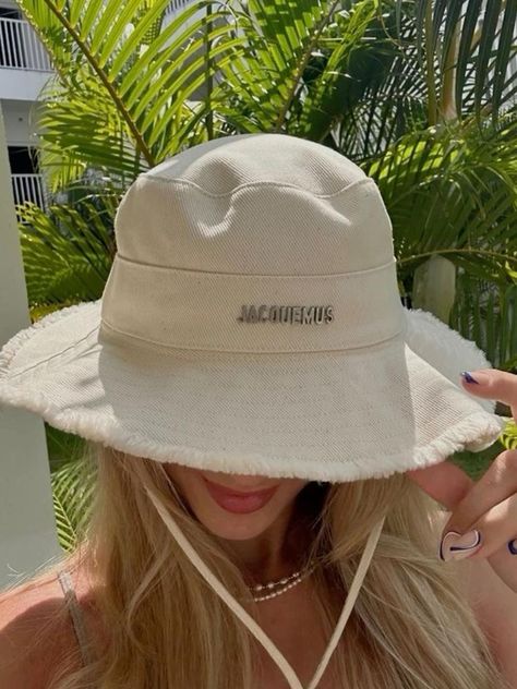 Jacquemus Hat Aesthetic, Safari Hat Outfit, Hat Outfits For Women Summer, Jacquemus Hat Outfit, Summer Hat Outfits, White Hat Outfit, Beach Hats Outfit, Hat Summer Outfit, Jacquemus Hat