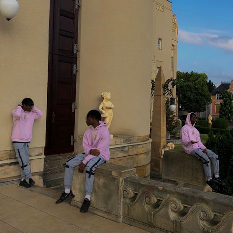 Clone Edit Instagram, Clone Picture Ideas, Clone Photoshoot, Clone Photography Ideas, Clone Photography, School Photoshoot, Hoodies Outfit, Photo Tricks, Pink Hoodies