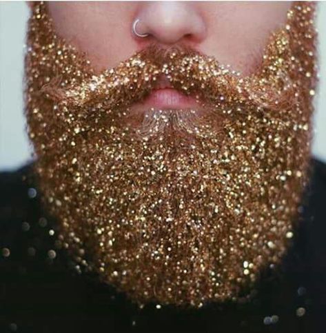 Glitter beard Glitter Beard, Glitter Beards, Beard Trend, Glitter Roots, Make Up Gold, Beard Kit, Glitter Party, Moustaches, 2016 Trends