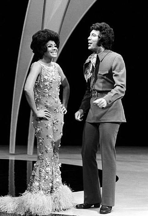 The Tom Jones Show (1971) with guest Shirley Bassey: There must have been something good in the water in Wales in those days. Tom Jones Singer, Big Band Jazz, Sir Tom Jones, Shirley Bassey, Tom Jones, Stage Costume, Cover Songs, African American Art, 70s Fashion