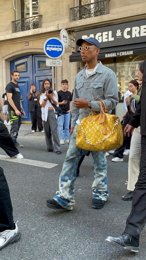 Pharell Williams Outfit, Pharrell Williams Aesthetic, Pharrell Williams Outfits, Pharell William, Pharrell Williams Style, Tunnel Fits, Male Bags, Layers Fashion, Men Streetwear Outfits