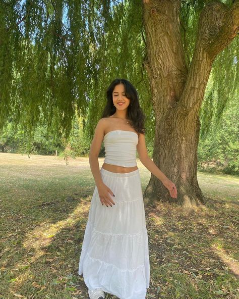 Cottage Core Skirt Outfit, White Skirts Long, Long Flowy White Skirt, Newjeans Fits, Long White Beach Skirt, Flowy Skirt Outfit Summer, White Flowy Skirt Outfit Aesthetic, White Hippie Maxi Skirt With Flowy Fit, White Feminine Flowy Maxi Skirt