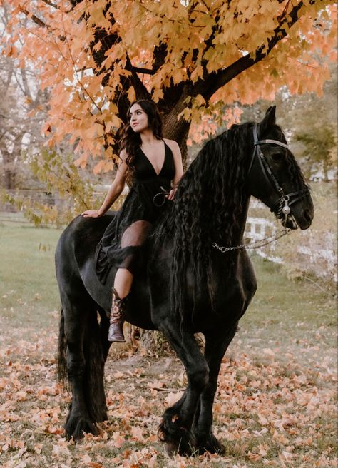 Black Dress Horse Photoshoot, Horse Birthday Photoshoot Ideas, Black Horse Photoshoot, Horse Birthday Photoshoot, Western 30th Birthday Shoot, Birthday Western Photoshoot, Western Photoshoot Ideas With Horse, Photoshoot With Horse Ideas, Photoshoot With Horse