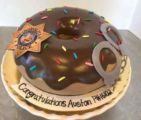 Police theme donut cake with fondant handcuffs and badge. Police Donut Cake, Fondant Handcuffs, Police Retirement Cake, Police Birthday Cakes, Police Academy Graduation Party, Police Cake, Cop Party, 65 Birthday, Police Cakes