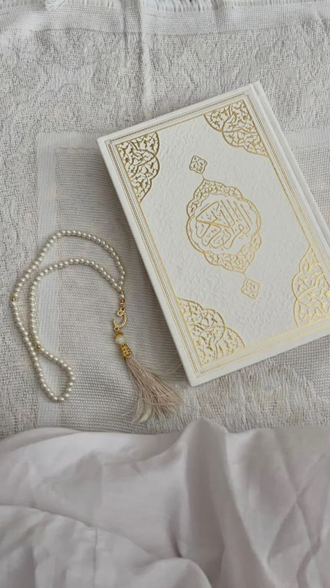 Muslim Prayer Room Ideas, Prayer Room Ideas, Al Qur'an Photography, Quran Wallpaper, Al Qur'an Aesthetic, Islamic Wallpaper Iphone, Qur'an Photography, Quran Book, Coran Islam