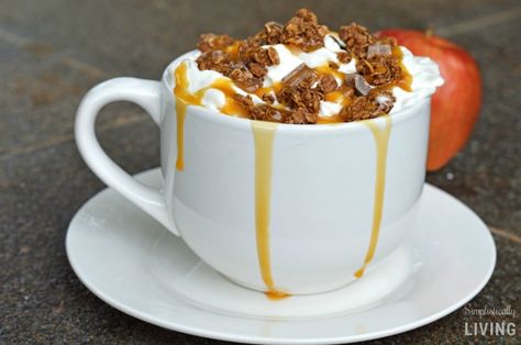 Apple Crisp Cake in a Mug via @simplistcliving Apple Crisp Cake, Apple Crisp Recipe Healthy, Cake In A Mug, Easy Apple Crisp Recipe, Easy Coffee Recipes, Apple Crisp Recipes, Mug Recipes, Coffee Drink Recipes, In A Mug