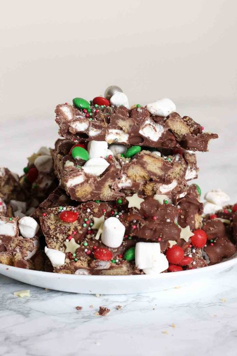 stack of Christmas smores bark pieces Smores Bark, Christmas Smores, Smores Christmas, Marshmallow Christmas, Chocolate Bark Christmas, Eggnog Dessert, Christmas Bark Recipes, Christmas Party Snacks, Christmas Bark