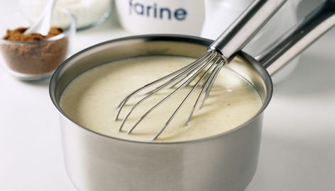 Faire un roux : couper le beurre en petits morceaux et le faire fondre dans une casserole. Hors du feu, ajouter la farine en pluie et bien mélanger. Remettre la casserole sur le feu et verser peu à peu le fond blanc en fouettant sans arrêt. Faire bouillir… Aloe Vera Body Wash, Types Of Sauces, Joel Robuchon, Light Sauce, Croque Madame, Alain Ducasse, Bechamel Sauce, Basic Recipes, Gravy