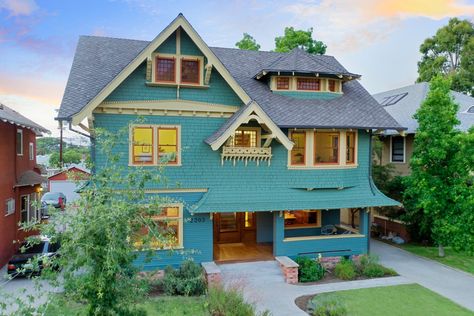 Frat House Exterior, Zac Efron Movies, Beer Cellar, Fraternity House, Frat House, Vegetable Beds Raised, Craftsman Home, Craftsman Style Home, White Cabinetry