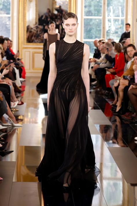 Valentino Fashion Show, Valentino 2024, Black Tie Outfits, Runway Ready To Wear, Valentino Ready To Wear, Valentino Gowns, Fashion Show Runway, Paris Fashion Week Runway, Valentino Fashion