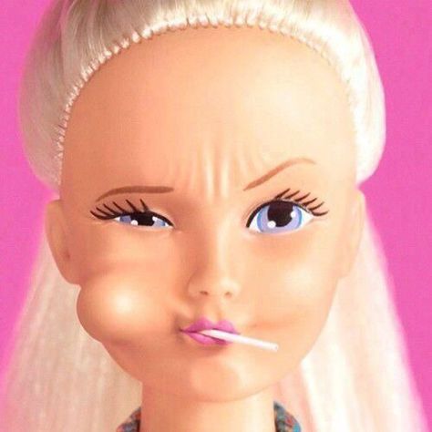 Barbie doll with a lollipop in her mouth & making a face Barbie Mala, Humor Barbie, Barbie Funny, Barbie Fairytopia, Bad Barbie, Im A Barbie Girl, Barbie Life, Tableau Art, Barbie Fashionista