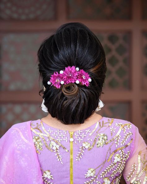 Trending Bun Hairstyles for your Wedding Reception - K4 Fashion Lower Bun Hairstyles, Indian Bun Hairstyles, Wedding Reception Hairstyles, Low Bun Wedding Hair, Reception Hairstyles, Hair Style On Saree, Low Buns, Double Buns, Classic Wedding Hair