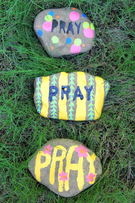 Rock Tutorial, Prayer Rocks, Prayer Crafts, Rock Diy, Vacation Bible School Craft, Sunday School Projects, Bible Crafts Sunday School, Children's Church Crafts, Christian Activities