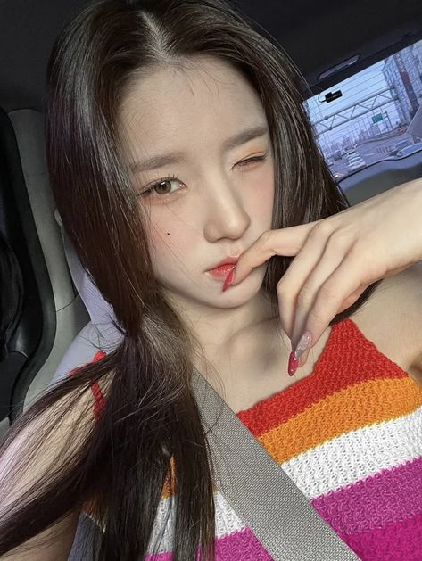 Heejin Loona, Lesbian Flag, Odd Eyes, Olivia Hye, Special Girl, Korean Celebrities, Light Of My Life, Mbti, Pop Group