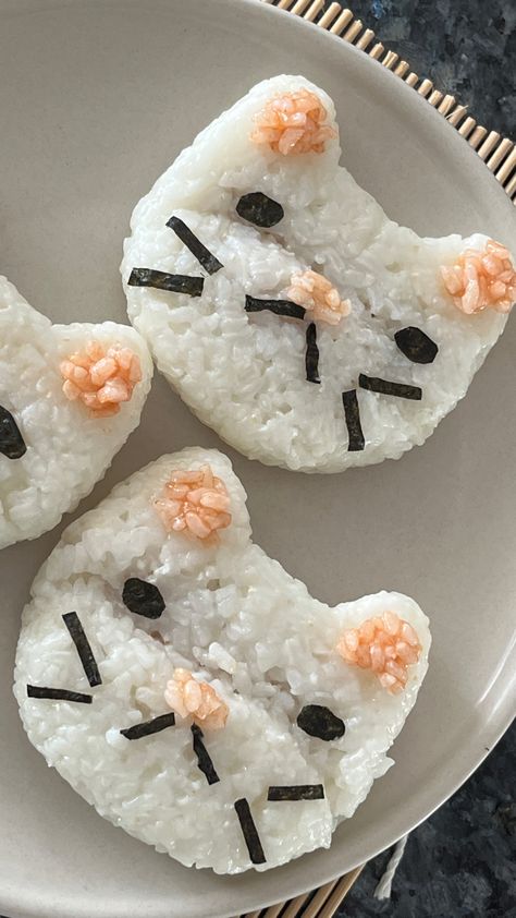 #food #meal #cat #kitty #foodphotography #foodstagram #mealprep #tuna #rice #soup #omlette #easter #easterrecipe #aesthetic #bento #cute #kawaii #photography #recipe #onigiri #seaweed Onigiri Tuna, Cat Onigiri, Bento Cute, Aesthetic Bento, Kawaii Photography, Kawaii Snacks, Onigiri Recipe, Tuna Rice, Recipe Japanese